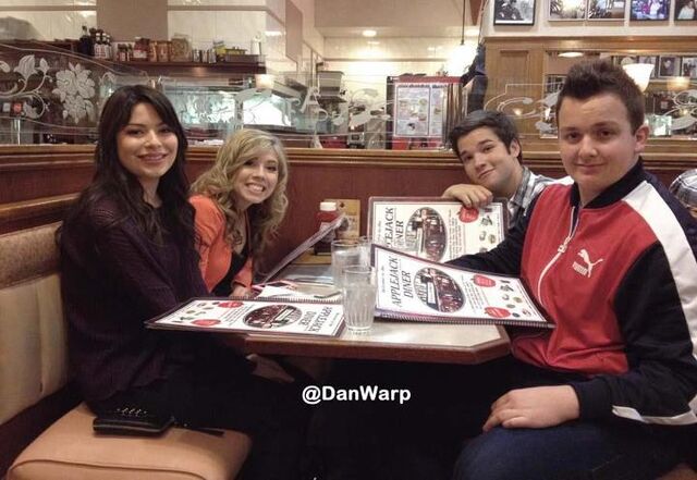 File:Icarly-cast-2012-1.jpg
