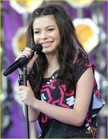 File:Miranda-cosgrove-kissin-u-kcas-03.jpg