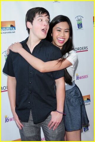 File:Ashley-argota-nathan-kress-hug-06.jpg