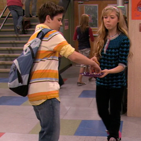 File:Seddie shares cookies iSHF.png
