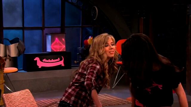 File:ICarly.S04E10.iOMG-HD.480p.Web-DL.x264-mSD.mkv 000273281.jpg