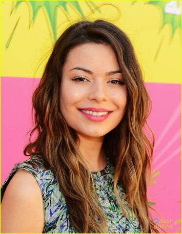 File:Miranda-cosgrove-kids-choice-awards-2013-red-carpet-02.jpg