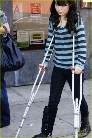 File:Miranda-cosgrove-stripe-shirt-02.jpg