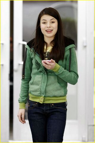 File:Miranda-cosgrove-hungry-cat-05.jpg