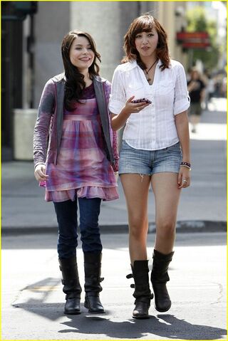 File:Miranda-cosgrove-big-sugar-08.jpg