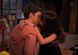 File:322px-CreddieKiss.png