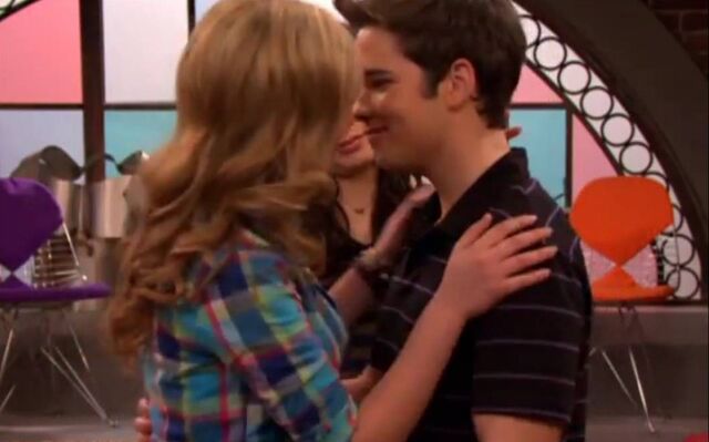 File:Carlypushestogether3.jpg