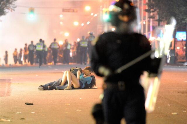 File:Pb-110616-amorous-protesters-9a.photoblog900.jpg