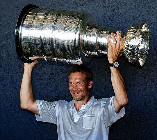 File:Lidstrom stanleycup2.jpg