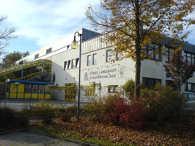 File:Ice hockey arena Landshut.jpg