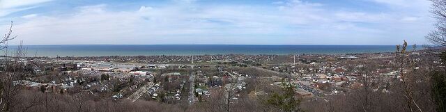 File:Grimsby, Ontario.jpg