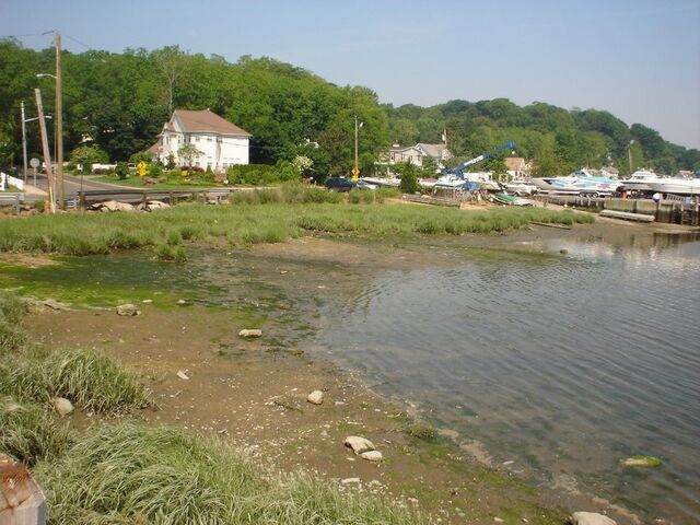 File:Greenlawn, New York.jpg