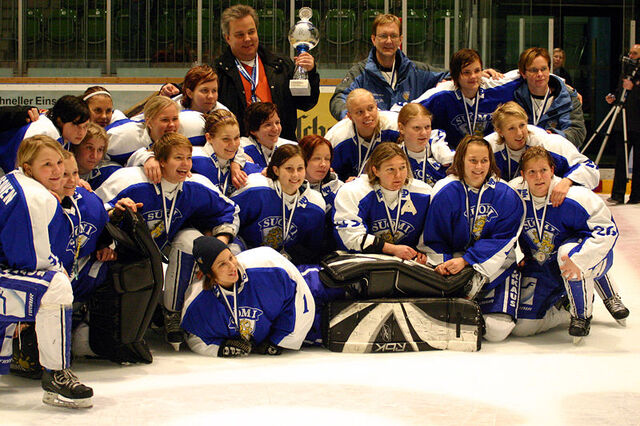 File:Finland national women's ice hockey team.jpg