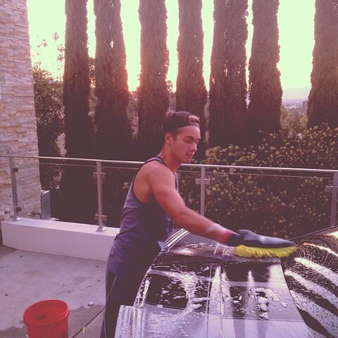 File:Austin Washing a Car.jpg