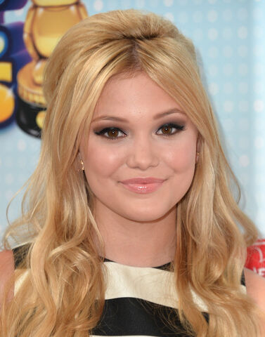 File:Olivia Holt at the Radio Disney Music Awards.jpg