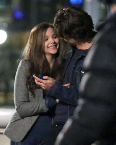 File:Chlo-Grace-Moretz-and-Jamie-Blackley-on-Set-of-If-I-Stay-if-i-stay-36948105-2403-3000.jpeg