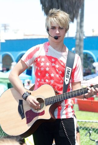 File:IM5+IM5+Performs+Venice+Beach+Summer+Festival+R2nF29-qzQEl.jpg