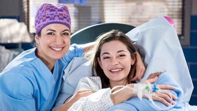 Datei:Leyla-sherbaz-mit-tochter-zoe-und-dem-neugeborenen-baby-folge-105-100- v-standard644 9abd85.jpg