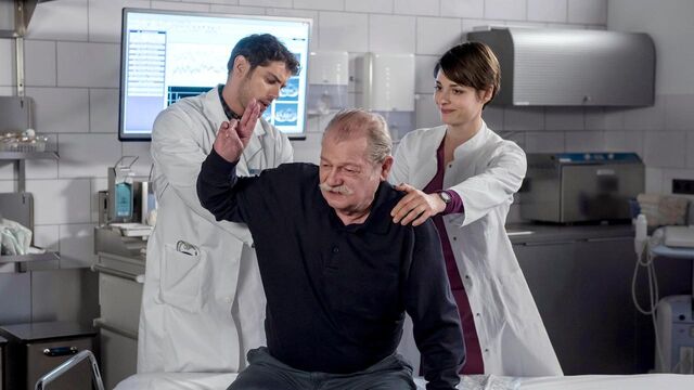 Datei:Hubert-kirchberg-wird-von-dr-niklas-ahrend-und-dr-theresa-koshka-untersucht-folge-25-100- v-varxl 2698b0.jpg