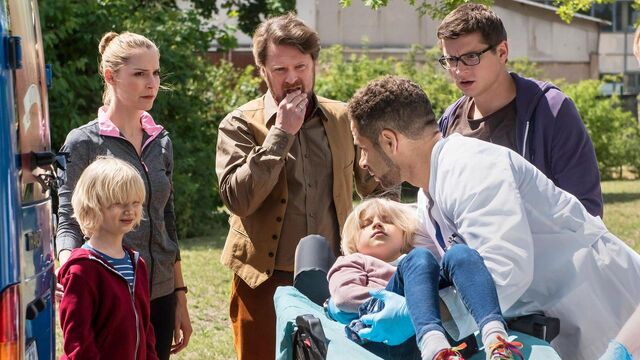 Datei:Julia-und-elias-kommen-mit-antonio-bayer-und-seinen-zwillingskindern-in-die-notaufna-folge-37-100- v-varxl 03adac.jpg