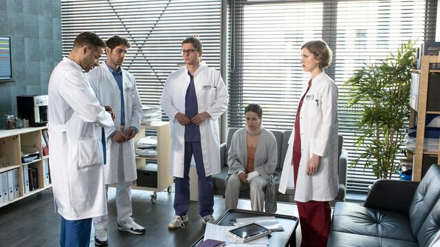 Datei:Die-aerzte-sind-geschockt-dr-moreau-und-dr-ahrend-konnten-bens-bein-nicht-retten-sie-folge-23-100- v-varxl 6b555f.jpg