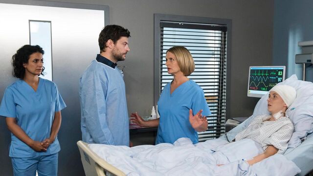 Datei:Svenja-erkennt-ihren-vater-nicht-dr-leyla-sherbaz-und-dr-franziska-ruhland-bitten-ih-folge-80-100- v-varxl 9c7028.jpg
