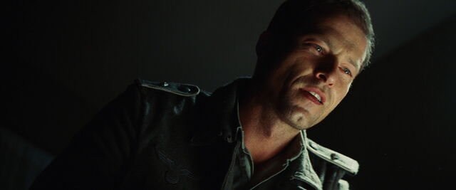 File:Hugo Stiglitz wakes officer.jpg