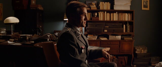 File:Hans Landa points his knee.jpg