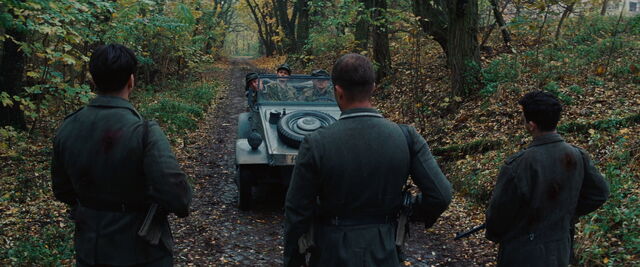 File:Donny Stiglitz and Hirschberg on the forest road.jpg
