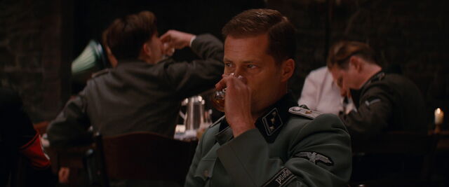 File:Hugo Stiglitz drinks.jpg