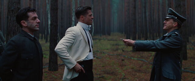 File:Landa gives his knife to Aldo.jpg