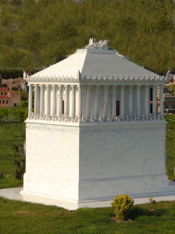 Фајл:450px-The maussolleion model dsc02711-miniaturk nevit.jpg