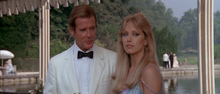 Stacey et Bond à la fête.png