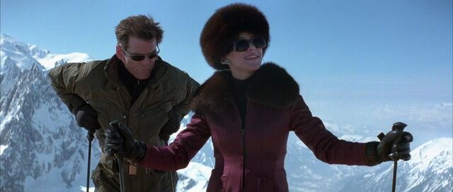 File:The World Is Not Enough - Bond and Elektra take to the slopes.jpg