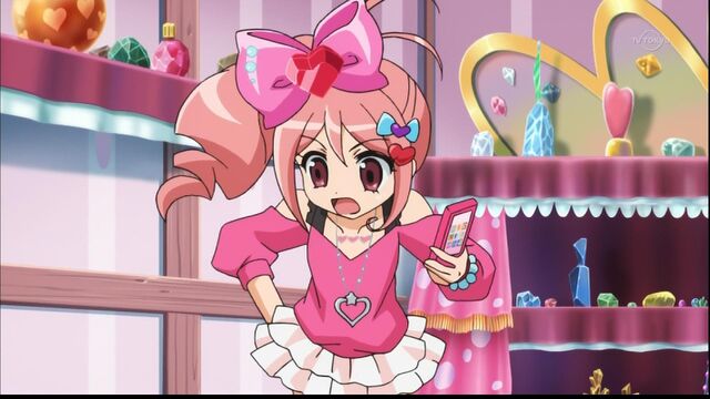 File:Pink and her cellphone.jpg