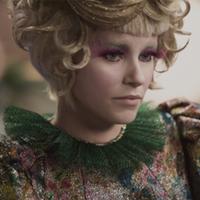 Arquivo:Effie Trincket Em Chamas.jpg
