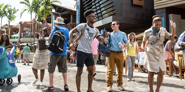 File:Crowd-dancing-main-street.jpg
