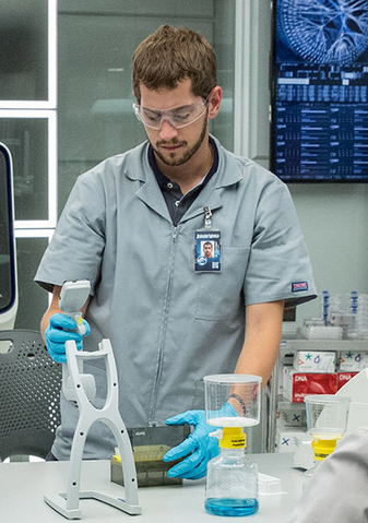 File:Ryan Crest in lab.png