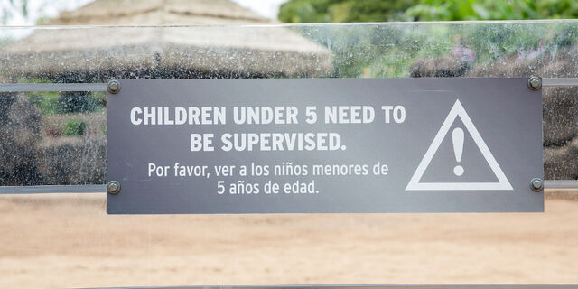 File:Gentle-giants-petting-zoo-supervised-signage.jpg