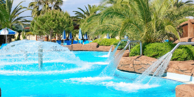 File:Pool-with-fountains.jpg