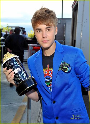 File:Justin-bieber-earrings-mtv-movie-awards-02.jpg