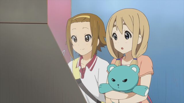 File:Ritsu Tsumugi and Teddy.jpg
