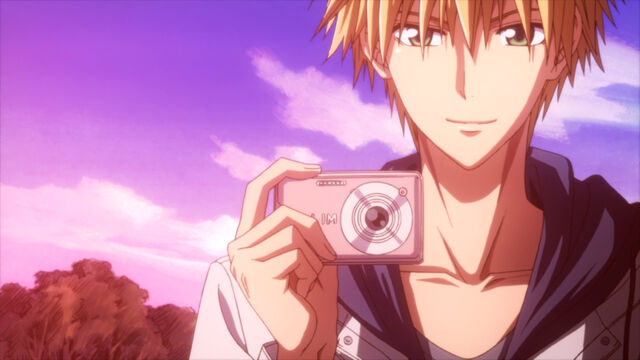 File:Usui taking photos.jpg