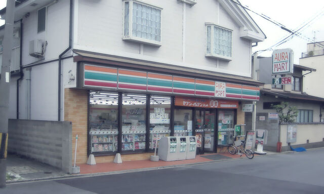 Файл:Suburb konbiniext.jpg