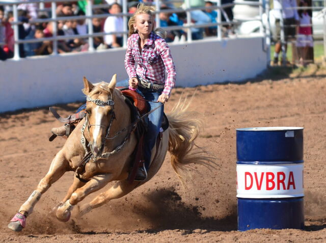 Plik:Desert-Valley-Barrel-Racing.jpg