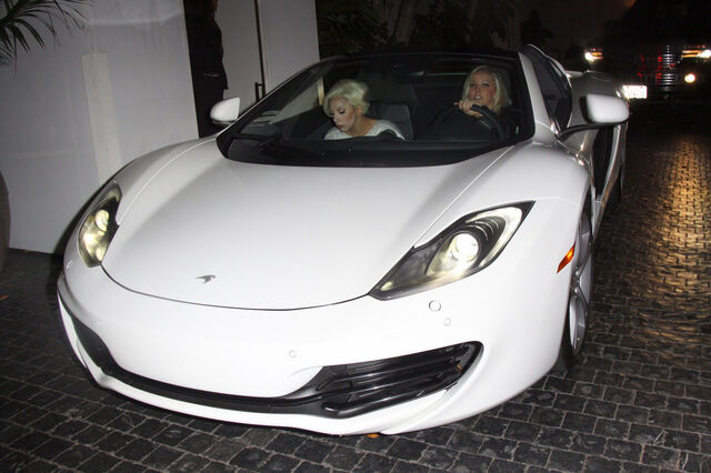 File:4-21-13 Leaving Hotel 001.jpg