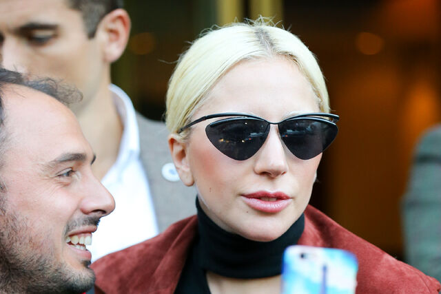 File:11-3-15 Leaving her apartment in NYC 003.jpg