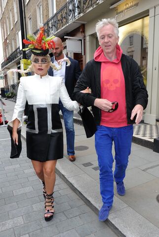 File:6-10-15 Leaving Philip Treacy Shop in London 001.jpg