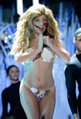 File:8-25-13 VMA Performance 014.jpg