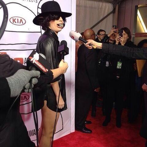 File:11-3-13 At YouTube Music Awards - Red carpet 001.jpg